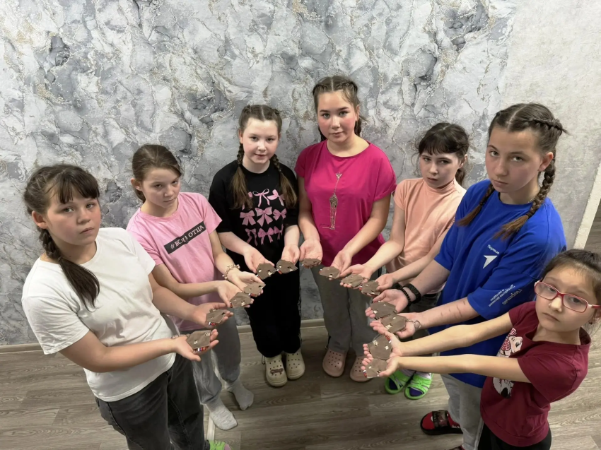 Воспитанники Сретенского центра для несовершеннолетних изготовили для бойцов СВО талисманы-домики